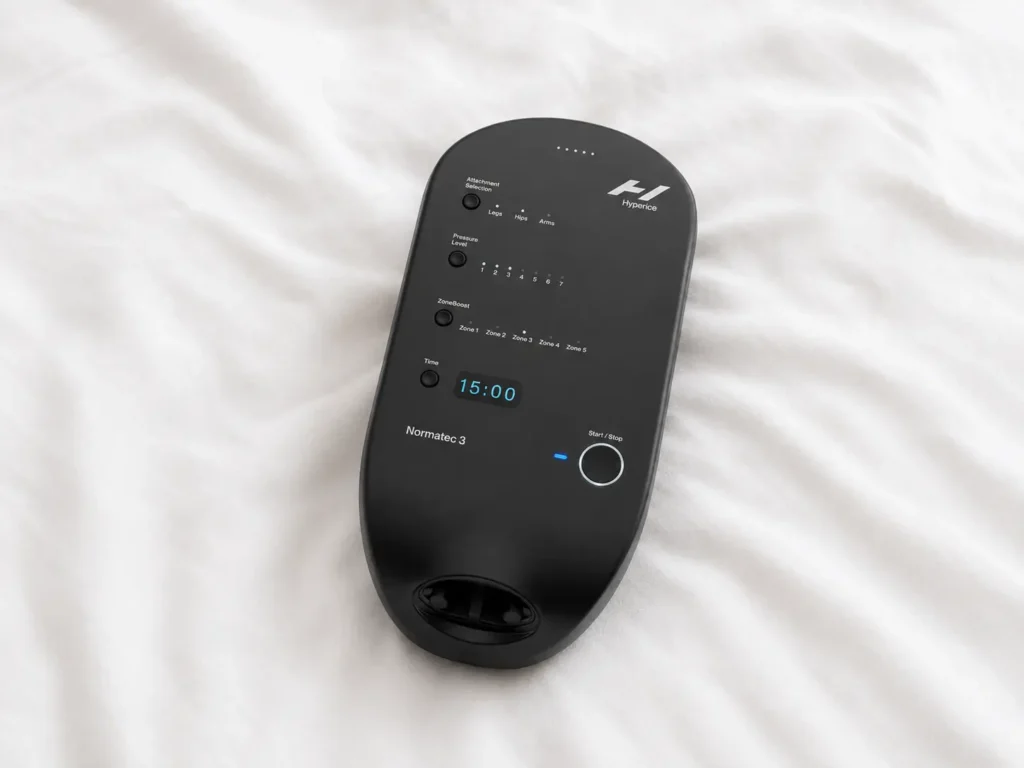 Controlador da Normatec 3 com níveis de pressão, ZoneBoost e ajuste de tempo