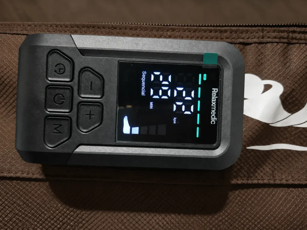 Controladores independentes da Relaxmedic F10 Pro com ajustes de pressão, modo e tempo
